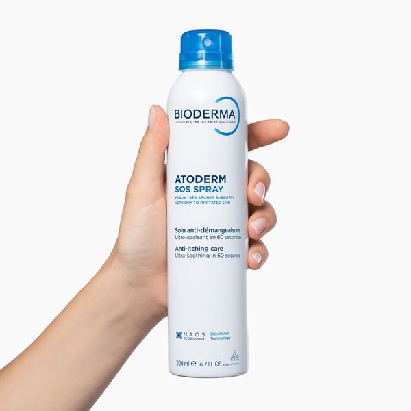 4dad47d6e452203b130765bb89d38d8d-hero-20packshot-atoderm-sos-spray-f200ml-28141a-madjun25.webp
